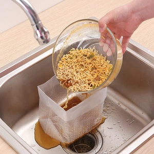 Spültisch-Filterbeutel zum Sieben von Essensresten aus einer Glasschüssel im Becken