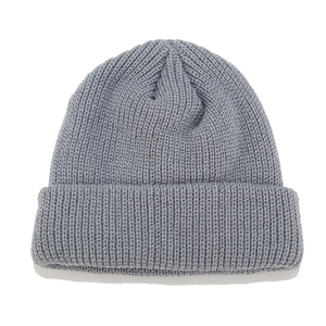 Detalle de textura de punto acanalado gris claro en un gorro de invierno grueso unisex