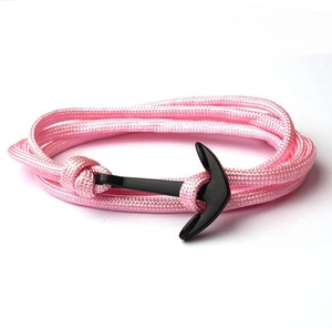 Dettaglio del bracciale in nylon intrecciato rosa con chiusura a ancora nera multistrato