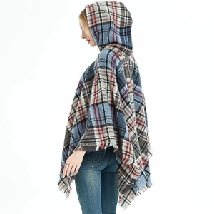 Poncho con cappuccio da donna a quadri con frange in tessuto a maglia colorato