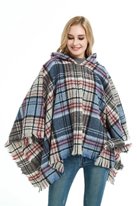 Dettaglio del poncho scozzese con cappuccio, trama morbida e orlo rifinito con frange