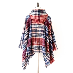 Vista posteriore del poncho con cappuccio a quadri rossi e blu con orlo sfrangiato