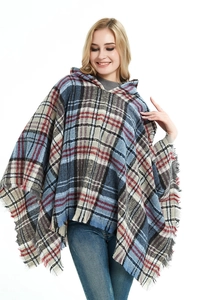Dettaglio di poncho scozzese da donna con cappuccio e bordi decorativi con frange e nappe