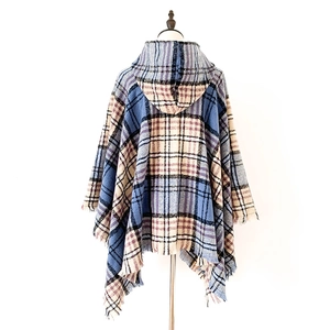 Dettaglio del poncho con cappuccio a quadri blu e bianchi con orlo a frange fini
