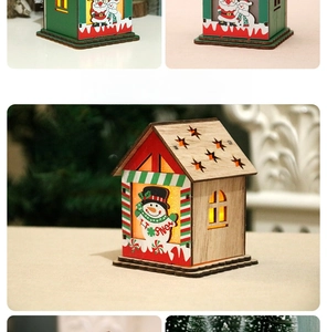 Détail d'une petite maison de Noël en bois avec motif bonhomme de neige et LED