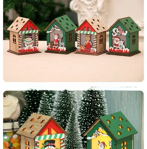 Détail d'une maison de Noël en bois avec LED, motifs de renne et bonhomme de neige