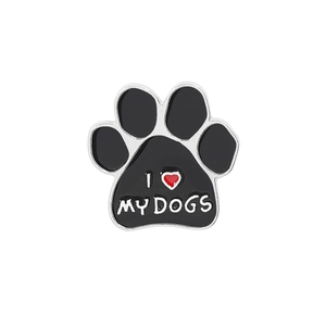 Detail der Pfotenabdruck-Emaille-Anstecknadel mit Text I love my dogs und rotem Herzsymbol