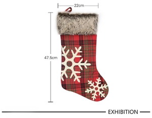 Vue détaillée d'une chaussette de Noël à carreaux de 47,5 cm avec flocons et bordure peluche