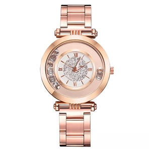 Vue détaillée d'une montre en or rose avec cadran étoilé scintillant et strass mobiles