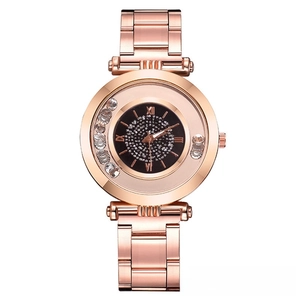 Détail du cadran de montre or rose avec décorations en cristal et chiffres romains