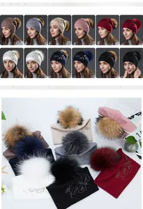 Détail du bonnet d'hiver en tricot avec papillon en strass et pompon en fourrure doux