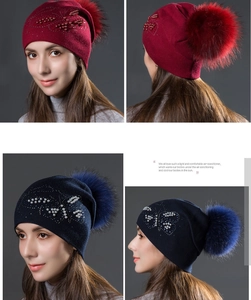 Détail du bonnet en tricot d'hiver avec papillon en strass et pompon en fausse fourrure