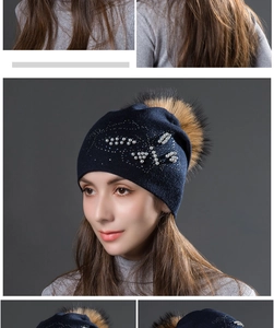 Détails du bonnet en maille bleu marine avec perles décoratives et grand pompon en fourrure
