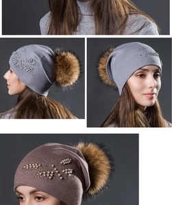 Vue détaillée du bonnet en tricot avec pompon en fourrure et décorations papillon en perles