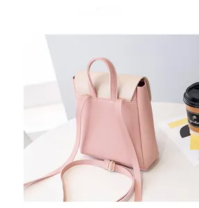 Détails du dos d'un petit sac à dos rose et beige avec boucles métalliques réglables et sangles