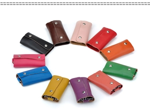 Portachiavi in pelle martellata disponibile in 12 colori con ganci in metallo argento