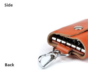 Dettaglio dell'astuccio portachiavi in pelle arancione con gancio e moschettone in metallo