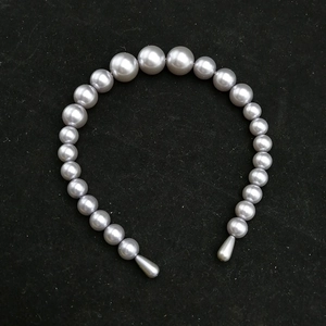 Detailed top view of a handmade gradient grey pearl headband with graduating bead sizes