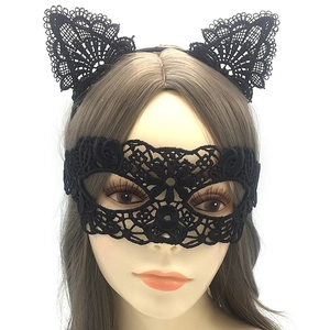 Détails d'un ensemble serre-tête oreilles de chat en dentelle noire et masque de fête