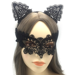Détail du serre-tête oreilles de chat en dentelle noire et du masque loup assorti