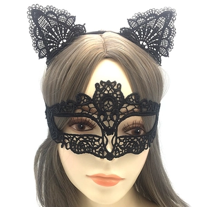 Détail du serre-tête oreilles de chat en dentelle noire et masque demi-visage sexy