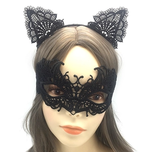 Détail du serre-tête oreilles de chat en dentelle noire et loup pour fête d'Halloween