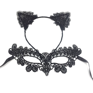 Détail de l'ensemble bandeau oreilles de chat en dentelle noire et masque