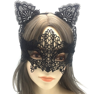 Détail du serre-tête oreilles de chat en dentelle noire et masque ajouré de soirée