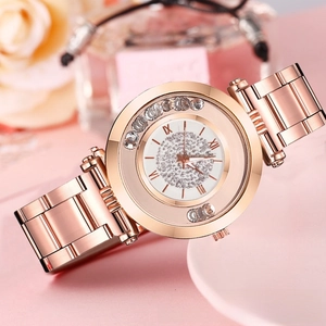 Détail d'une montre en or rose avec cadran diamanté et cristaux coulissants