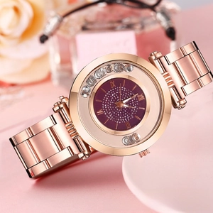 Détail de la montre or rose avec cadran étoilé violet et cristaux flottants mobiles