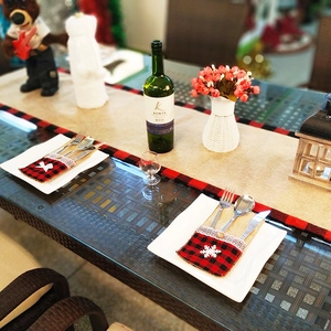 Détail de pochettes à couverts de Noël à carreaux rouges et noirs avec dentelle blanche