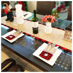 Porte-couverts de Noël à carreaux avec flocon et nœud sur une assiette blanche