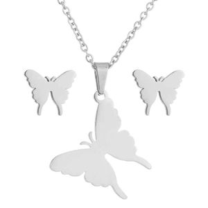 Silbernes Schmetterling Schmuckset mit Halskette und Ohrsteckern auf weißem Hintergrund