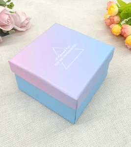 Dettaglio scatola regalo quadrata sfumata rosa e blu con scritta A Special Gift