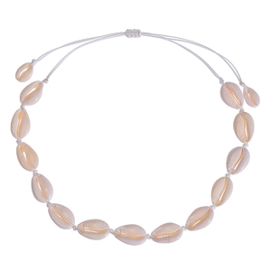Dettaglio della collana boho fatta a mano con conchiglie naturali e cordino intrecciato