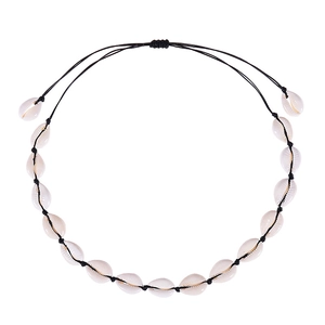 Dettaglio macro di una collana boho fatta a mano con conchiglie bianche naturali e corda