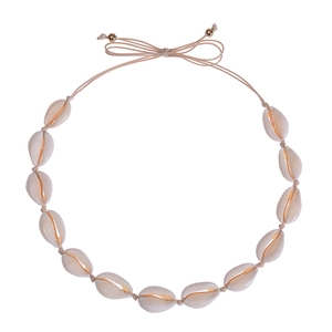Dettaglio della collana fatta a mano con conchiglie, cordino beige regolabile e perle dorate