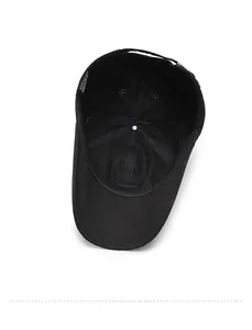 Vue détaillée de l'intérieur de la casquette noire avec bande de propreté et boucle en métal