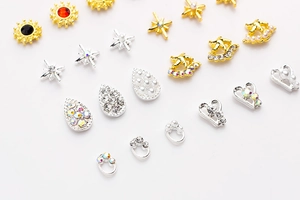 Détails de bijoux d'ongles en alliage doré et argenté avec perles et strass brillants