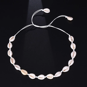 Collana di conchiglie di ciprea intrecciata a mano per donna in stile boho minimalista