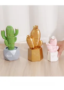 Detail von Nordischen Kaktusfiguren aus Harz mit Pink und Smile You Text auf Holztisch