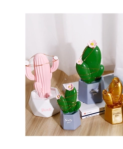 Dettaglio di cactus decorativi con filo floreale e vasi geometrici dai colori pastello