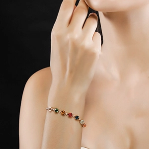 Lussuoso bracciale con pietre preziose multicolore in oro rosa e cristalli micro-pavé