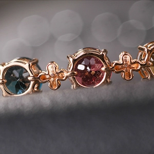 Bracciale con pietre preziose colorate e maglie a stella in oro rosa e cristalli vivaci