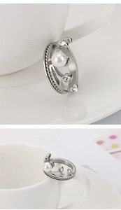 Gros plan détaillé d'une bague couronne en argent avec perle et cristaux brillants