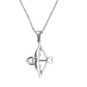 Collier flèche de Cupidon argenté avec pendentif cœur sur fond blanc épuré