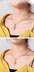 Mannequin portant le collier flèche de Cupidon en or et argent avec pendentif cœur