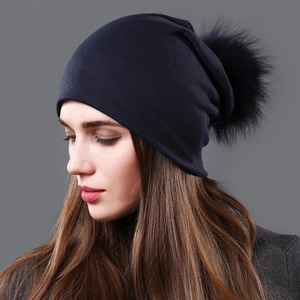 Donkerblauwe gebreide wintermuts voor dames met een zachte zwarte bontpompom