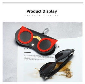 Vue à plat d'un étui à lunettes chouette en cuir avec lunettes de soleil sur marbre