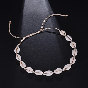 Collana girocollo hawaiana con conchiglie naturali bianche e cordino intrecciato beige